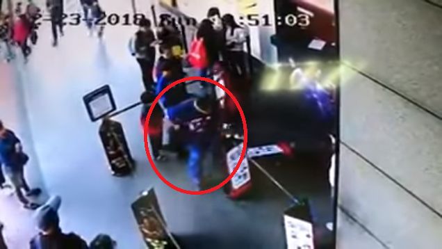 5歲兒買電影票遭拒　爸爸怒砸售票亭