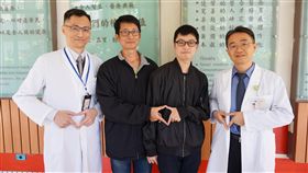 老爸捐肝救子　兒重生謝父恩台中榮總29日舉辦「阿肝俱樂部」15週年病友會，許多患者出席分享抗病過程，其中一名王姓少年（右2）也感謝爸爸當年捐肝助他重生，王爸爸則希望兒子健康平安就好。中央社記者趙麗妍攝　107年12月29日