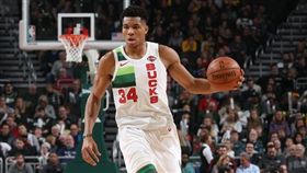 ▲『字母哥』安戴托昆波（Giannis Antetokounmpo）攻下31分10籃板10助攻，率公鹿擊敗籃網。（圖／翻攝自推特）