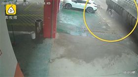 中國大陸,大貨車鋼板砸死男騎士（圖／翻攝自梨視頻）