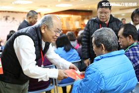 正覺教育基金會執行長程正賢，致贈低收入戶及清寒家庭慰問金