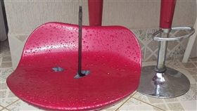 高腳椅,鐵支,支撐住,插出,巴西,聖誕節,穿體,死亡 圖／翻攝自臉書