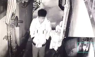 女洗澡一抬頭　窗縫見色狼拿手機偷拍