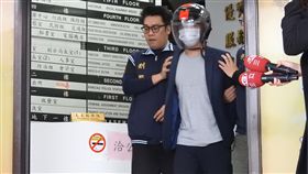 主廚為賭債搶銀行　依加重強盜罪送辦29歲六福皇宮主廚游姓男子（右）因積欠鉅額賭債，28日鋌而走險搶劫新北板橋篤行路上的陽信銀行，29日遭逮，警方訊後依加重強盜及竊盜等罪嫌移送法辦。中央社記者王鴻國攝　107年12月30日