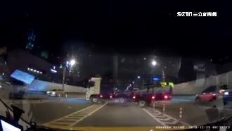 貨車橋上違規迴轉！「差1秒」險追撞