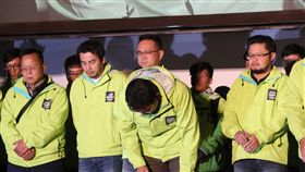 九合一選舉　姚文智自行宣布敗選2018九合一選舉24日傍晚起持續開票中，民進黨台北市長候選人姚文智（鞠躬者）晚間已出面宣布敗選，在台上向支持者深深一鞠躬致意。中央社記者張皓安攝　107年11月24日