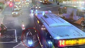 誤認公車逼車　這母子超狠上演全武行