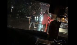 連假塞車硬插隊　男竟持電擊棒叫囂