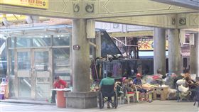 社福團體新創專案助街友（2）台北市政府列冊街友約700人，有社福社團把原本愛心服務注入新創概念，設立專案，盼透過行動輔導街友工作。圖為台北市龍山寺周邊的街友情形。中央社記者劉建邦攝　107年4月6日