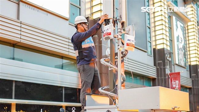 你跨年狂傳祝賀訊息　這群人燒肝賣命