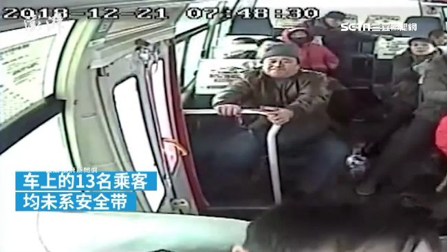 巴士失控翻車　乘客沒繫安全帶全拋飛