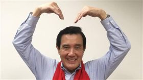 2018年最後一天，前總統馬英九在臉書po出圍國旗圍巾提醒大家元旦記得去升旗。（圖／翻攝馬英九臉書）