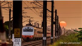 火紅夕陽掉在鐵軌上　李翊誠提供