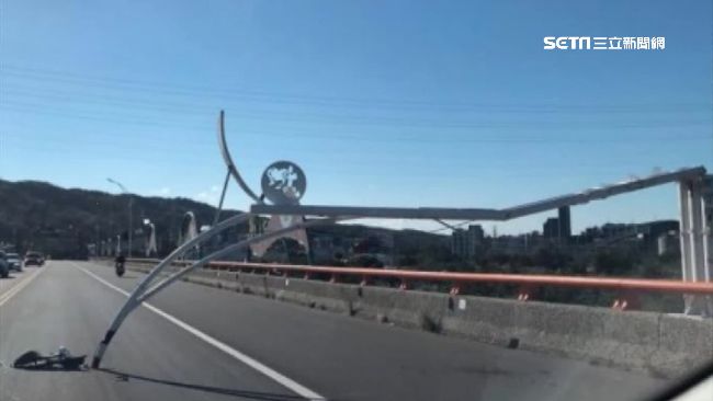 人快被吹走！新竹九降風發威折斷路燈