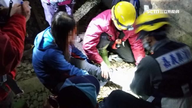 女登山客受困求援　8巡山員揹下山