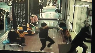 男手痛卻猛砸玻璃門？網笑：不會寫字