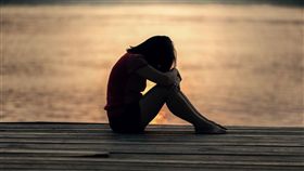 女孩、憂鬱示意圖／pixabay