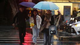 北部東北部濕涼降溫（2）中央氣象局表示，受東北季風及對流雲系發展旺盛影響，23日基隆北海岸、東半部（含綠島、蘭嶼）及大台北山區可能有局部大雨，提醒民眾外出記得攜帶雨具。中央社記者張新偉攝　107年12月23日