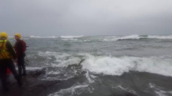 舢舨遇大浪翻覆！2漁民落水急待救援
