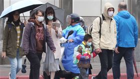 北部濕涼局部大雨（2）中央氣象局氣象預報指出，持續受東北季風影響，9日台灣北部及宜蘭整天濕涼，其中，基隆北海岸、大台北山區及宜蘭整天下雨時間長，並易有局部大雨，外出記得攜帶雨具。圖為走在台北街頭的民眾撐傘遮雨。中央社記者吳翊寧攝　107年12月9日