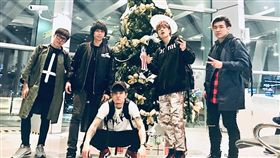 「八三夭」跨年趕場，輪胎爆胎。臉書