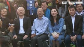 韓國瑜與妻子李佳芬31日傍晚前往高雄西子灣陪高雄一起送走2018最後一抹夕陽。臉書