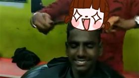 印度,理髮,燙髮,新年,理髮師,梳子,點火,頭上, 圖／翻攝自liveleak　https://goo.gl/iUWfRq