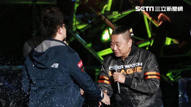 破天荒！台下淋雨台上打電競網罵翻 
