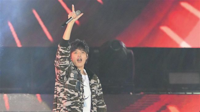 扯！八三夭唱開場　30萬人擠爆現場