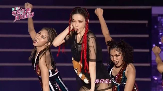 姐姐脫了！自嘲五官進化「賭藍勾勾」