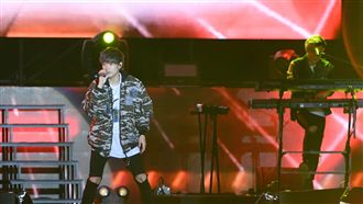 八三夭趕路爆胎！殺到台上秒唱這首歌