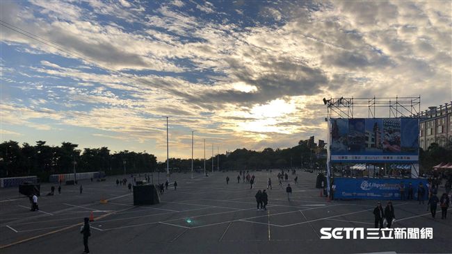 台中夕陽超給力　光芒穿透雲層迎跨年