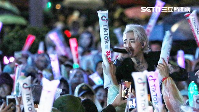 謝和弦超狂！「這舉動」暖哭萬名觀眾