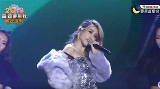 女神好猛！肩帶掉窄裙險撩上來...