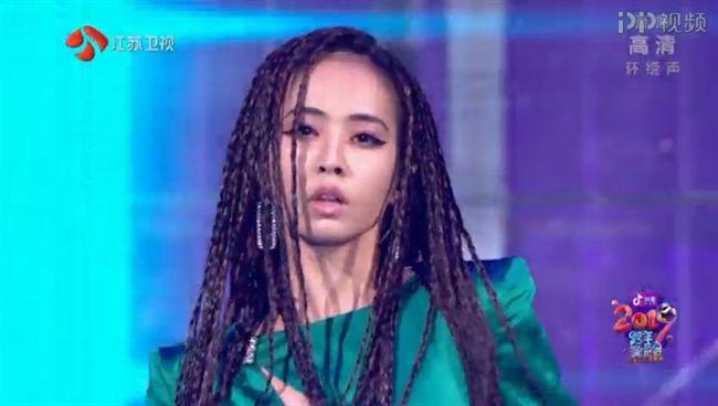 蔡依林斜奶高衩閃黑影　粉絲全高潮❤