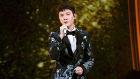 馮紹峰在湖南衛視跨年節目演唱《知否知否》。（圖／翻攝自微博）