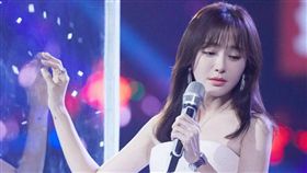 秦嵐跨年高歌一曲網稱「人美歌動聽」。（圖／翻攝自微博）