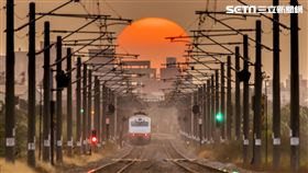 夕陽火車美照片　李毅誠授權