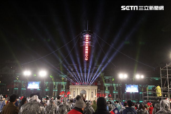 蔡英文總統穿著空軍夾克、陳建仁副總統伉儷出席中華民國108年元旦升旗典禮。（記者邱榮吉/攝影）