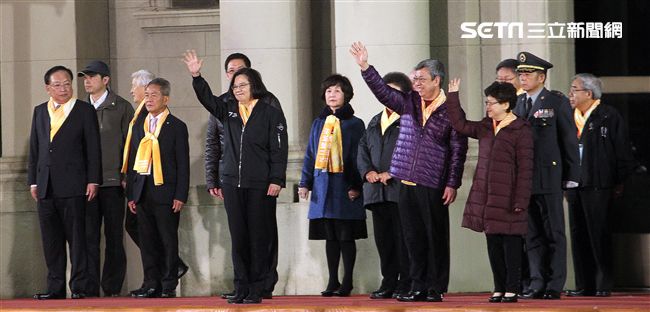 蔡英文總統穿著空軍夾克、陳建仁副總統伉儷出席中華民國108年元旦升旗典禮。（記者邱榮吉/攝影）