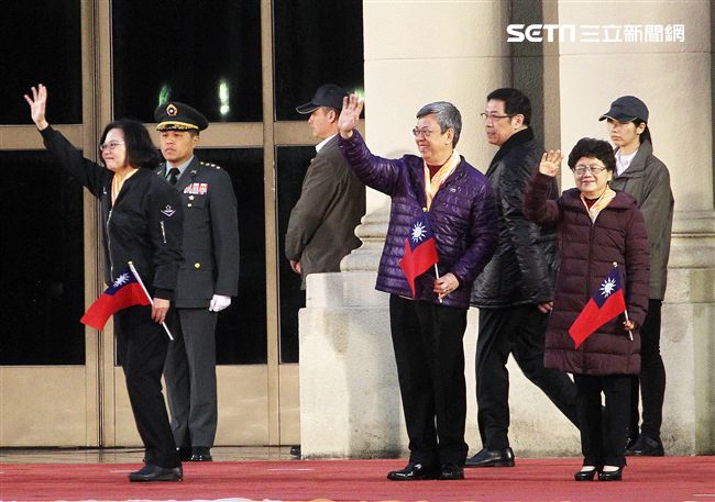 蔡英文總統穿著空軍夾克、陳建仁副總統伉儷出席中華民國108年元旦升旗典禮。（記者邱榮吉/攝影）