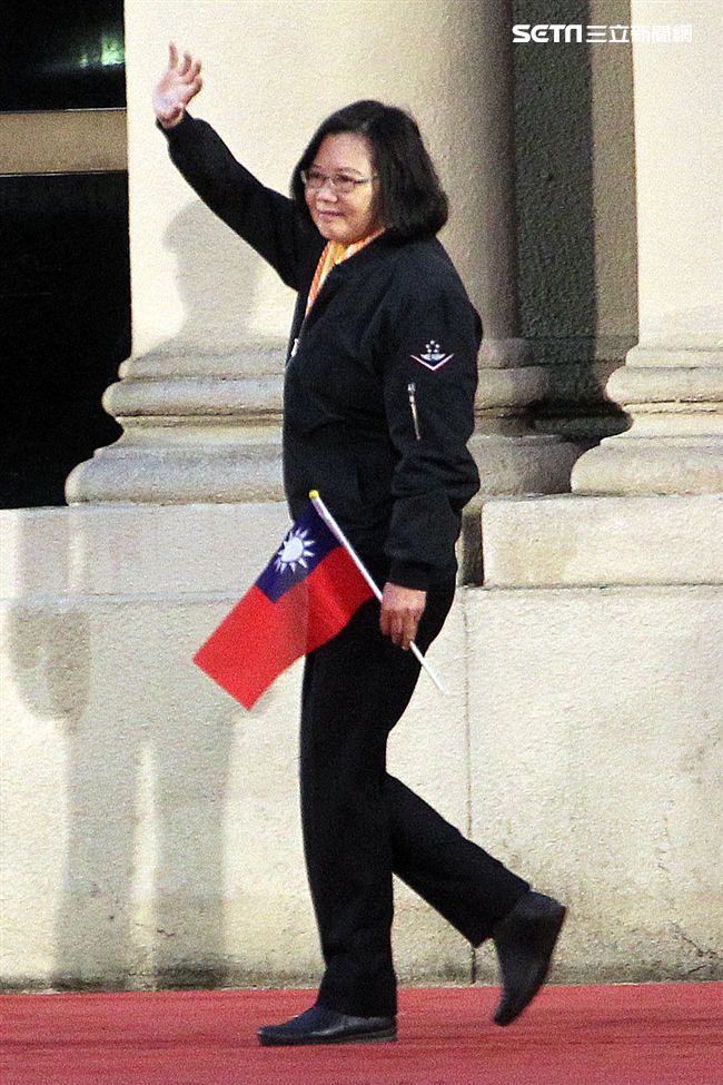 蔡英文總統穿著空軍夾克、陳建仁副總統伉儷出席中華民國108年元旦升旗典禮。（記者邱榮吉/攝影）