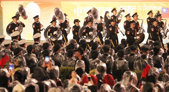 中華民國108年元旦升旗典禮三軍樂儀隊表演操槍。（記者邱榮吉/攝影）