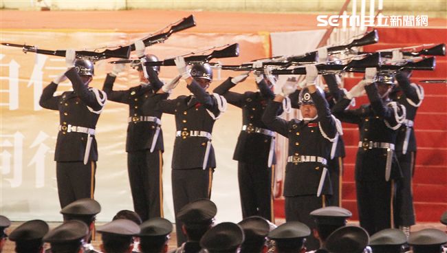 中華民國108年元旦升旗典禮三軍樂儀隊表演操槍。（記者邱榮吉/攝影）