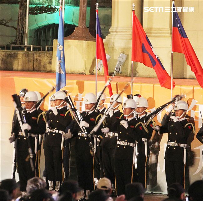 中華民國108年元旦升旗典禮三軍樂儀隊表演操槍。（記者邱榮吉/攝影）