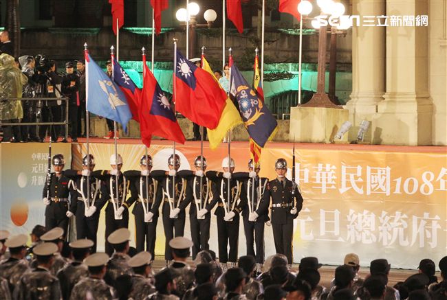 中華民國108年元旦升旗典禮三軍樂儀隊表演操槍。（記者邱榮吉/攝影）