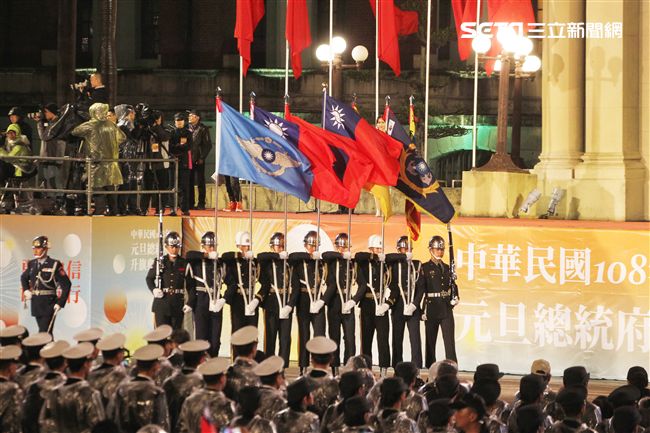中華民國108年元旦升旗典禮三軍樂儀隊表演操槍。（記者邱榮吉/攝影）