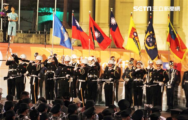 中華民國108年元旦升旗典禮三軍樂儀隊表演操槍。（記者邱榮吉/攝影）