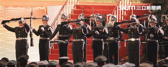 中華民國108年元旦升旗典禮三軍樂儀隊表演操槍。（記者邱榮吉/攝影）