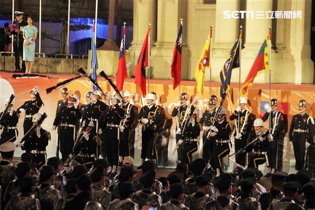 中華民國108年元旦升旗典禮三軍樂儀隊表演操槍。（記者邱榮吉/攝影）